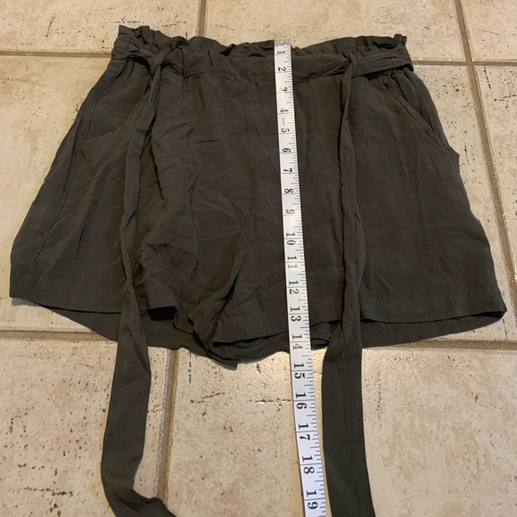 💜 ARDENE M/M Basic Collection Olive Green Paperbag Waist Tie-Front Shorts - Picture 5 of 6